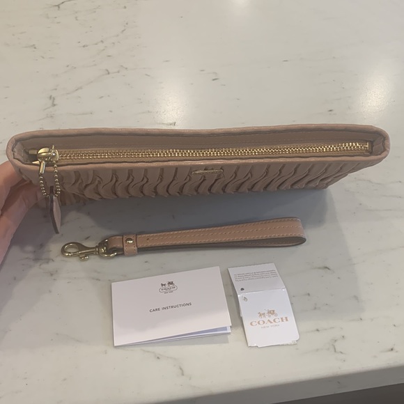 Coach Madison gathered leather zip wristlet clutch in color cappuccino. - Picture 3 of 8